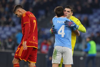Roma, İtalya 10.01.2024: Lazio Patriği ITALY CUP Coppa Italia Frecciarossa 2024 sırasında kaleci Mandas 'ı tebrik etti, futbol karşılaşması SS LAZIO - AS ROMA Roma Olimpiyat Stadyumu' nda