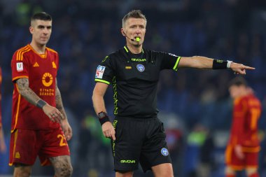 Roma, İtalya 10.01.2024: İtalyan hakem Orsato İtalya CUP Copia Frecciarossa 2023, futbol karşılaşması SS LAZIO ile Roma 'daki Olimpiyat Stadyumu' nda AS ROMA karşılaşması sırasında hareket halindedir.