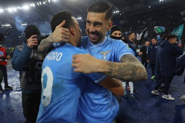Roma, İtalya 10.01.2024: Lazio 'lu Lazio' lu Pedro ve Lazio 'lu Mattia Zaccagni İtalya CUP Copia Frecciarossa 2024' ün sonunda Roma 'daki Olimpiyat Stadyumu' nda oynanan SS LAZIO-AS ROMA karşılaşmasında zaferi kutladılar.