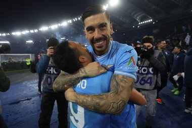 Roma, İtalya 10.01.2024: Lazio 'lu Lazio' lu Pedro ve Lazio 'lu Mattia Zaccagni İtalya CUP Copia Frecciarossa 2024' ün sonunda Roma 'daki Olimpiyat Stadyumu' nda oynanan SS LAZIO-AS ROMA karşılaşmasında zaferi kutladılar.
