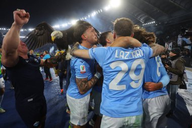 Roma, İtalya 10.01.2024: Lazio oyuncuları İtalya CUP Copia Frecciarossa 2023, Roma 'daki Olimpiyat Stadyumu' nda SS LAZIO - AS ROMA maçında zaferi kutladılar
