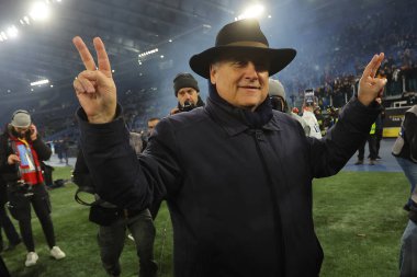 Roma, İtalya 10.01.2024: İtalya 'nın Lazio Claudio Lotito Cumhurbaşkanı İtalya CUP Coppa Italia Frecciarossa 2024' ün sonunda zaferi kutladı, futbol karşılaşması SS LAZIO AS ROMA 'ya karşı Roma Olimpiyat Stadyumu' nda