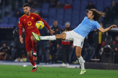 Roma, İtalya 10.01.2024: Romanlardan Lorenzo Pellegrini, Lazio 'dan Matteo Guendouzi ITALY CUP Copia Frecciarossa 2024 sırasında iş başında, futbol karşılaşması SS LAZIO AS ROMA' ya karşı Roma Olimpiyat Stadyumu 'nda