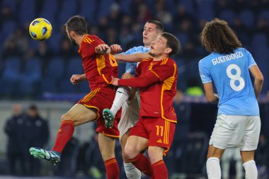 Roma, İtalya 10.01.2024: Lazio 'lu Adam Marusiç, Roma' daki Olimpiyat Stadyumu 'nda SS LAZIO AS ROMA' ya karşı oynanan İtalya CUP Coppa Frecciarossa 2024 'de Romanyalı Andrea Belotti ile top için mücadele ediyor.
