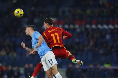 Roma, İtalya 10.01.2024: Lazio 'dan Alessio Romagnoli, Roma' dan Andrea Belotti ITALY CUP Coppa Frecciarossa 2023 yılında eylem halindeyken, futbol karşılaşması SS LAZIO AS ROMA 'ya karşı Roma Olimpiyat Stadyumu' nda
