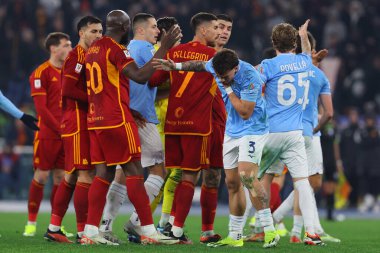 Roma, İtalya 10.01.2024: Roma 'dan Romelu Lukaku ile Lazio' dan Luca Pellegrini arasında ITALY CUP Copia Frecciarossa 2023 yılında gerçekleşen son karşılaşma, Roma 'daki Olimpiyat Stadyumu' nda SS LAZIO-AS ROMA futbol karşılaşması