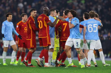 Roma, İtalya 10.01.2024: Roma 'dan Romelu Lukaku ile Lazio' dan Luca Pellegrini arasında ITALY CUP Copia Frecciarossa 2023 yılında gerçekleşen son karşılaşma, Roma 'daki Olimpiyat Stadyumu' nda SS LAZIO-AS ROMA futbol karşılaşması