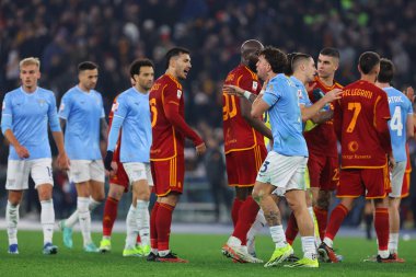 Roma, İtalya 10.01.2024: Roma 'dan Romelu Lukaku ile Lazio' dan Luca Pellegrini arasında ITALY CUP Copia Frecciarossa 2023 yılında gerçekleşen son karşılaşma, Roma 'daki Olimpiyat Stadyumu' nda SS LAZIO-AS ROMA futbol karşılaşması