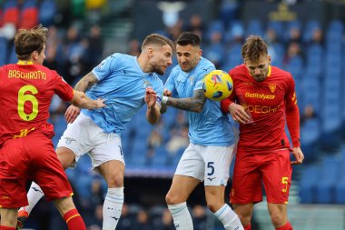 Roma, İtalya 14.01.2024: Lazio 'dan Ciro Immobile, Lazio' dan Matias Vecino, Lecce 'den Pongracic İtalyan Serie A TIM 2023-2024 futbol karşılaşması sırasında Roma' daki Olympic Stadyumu 'nda SS Lazio' ya karşı ABD Lecce.