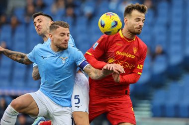 Roma, İtalya 14.01.2024: Lazio 'dan Ciro Immobile, Lazio' dan Matias Vecino, Lecce 'den Pongracic İtalyan Serie A TIM 2023-2024 futbol karşılaşması sırasında Roma' daki Olympic Stadyumu 'nda SS Lazio' ya karşı ABD Lecce.