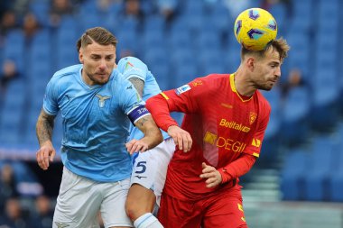 Roma, İtalya 14.01.2024: Lazio 'dan Ciro Immobile, Lazio' dan Matias Vecino, Lecce 'den Pongracic İtalyan Serie A TIM 2023-2024 futbol karşılaşması sırasında Roma' daki Olympic Stadyumu 'nda SS Lazio' ya karşı ABD Lecce.