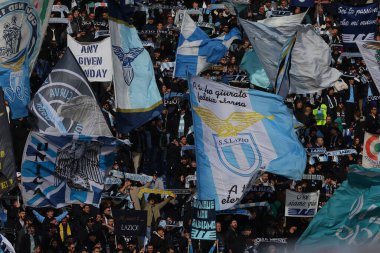 Roma, İtalya 14.01.2024: İtalyan Serie A TIM 2023-2024 futbol karşılaşmasında Lazio, ABD Lecce 'ye karşı Roma Olimpiyat Stadyumu' nda düzenlenen tribünde Lazio taraftarlarının bayrakları sallanıyor.