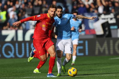 Roma, İtalya 14.01.2024: Lecce 'li Pongracic, Lazio' lu Luis Alberto İtalyan Serie A TIM 2023-2024 futbol karşılaşması sırasında Roma Olimpiyat Stadyumu 'nda SS Lazio ABD Lecce' ye karşı..