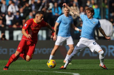 Roma, İtalya 14.01.2024: Lecce 'li Colombo, Lazio' lu Nicolo Rovella İtalyan Serie A TIM 2023-2024 futbol karşılaşması SS Lazio ABD Lecce 'ye karşı Roma Olimpiyat Stadyumu' nda oynanan karşılaşma sırasında görev başında.