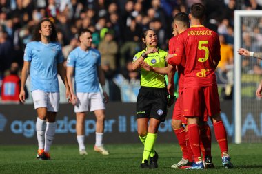 Roma, İtalya 14.01.2024: İtalyan Serisi A TIM 2023-2024 futbol karşılaşmasında kadın hakem Maria Ferreri Caputi Roma 'daki Olimpiyat Stadyumu' nda SS Lazio 'ya karşı ABD Lecce.
