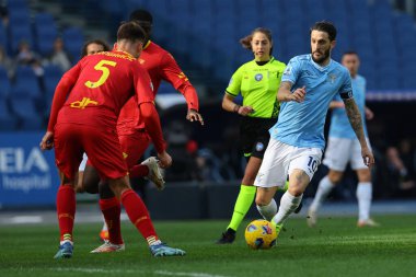 Roma, İtalya 14.01.2024: Lecce 'li Pongracic, Lazio' lu Luis Alberto İtalyan Serie A TIM 2023-2024 futbol karşılaşması sırasında Roma Olimpiyat Stadyumu 'nda SS Lazio ABD Lecce' ye karşı..
