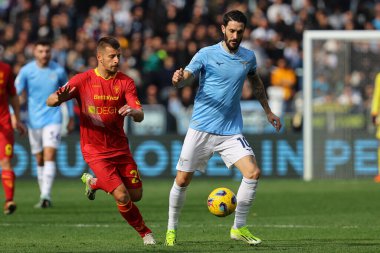 Roma, İtalya 14.01.2024: Lecce 'li Samek, Lazio' lu Luis Alberto İtalyan Serie A TIM 2023-2024 futbol karşılaşması sırasında Roma Olimpiyat Stadyumu 'nda SS Lazio' ya karşı ABD Lecce.