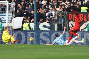 Roma, İtalya 14.01.2024: Lazio 'lu İvan Provedel, İtalya Serie A TIM 2023-2024 futbol karşılaşmasında Lecce' li Ceesay, Roma Olimpiyat Stadyumu 'nda SS Lazio' ya karşı ABD Lecce maçında gol kaydetti..
