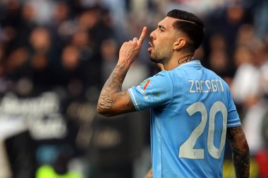 Roma, İtalya 14.01.2024: Lazio 'lu Mattia Zaccagni İtalyan Serie A TIM 2023-2024 futbol karşılaşmasında Roma Olimpiyat Stadyumu' nda SS Lazio 'ya karşı ABD Lecce maçında sessizlik jesti yaptı.