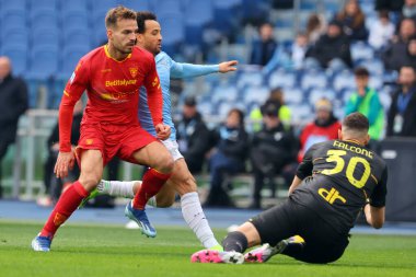 Roma, İtalya 14.01.2024: Lecce 'li Pongracic, Lazio' lu Felipe Anderson, İtalya Serisi A TIM 2023-2024 futbol karşılaşmasında Lecce 'li Falcone, Roma Olimpiyat Stadyumu' ndaki ABD Lecce maçında SS Lazio 'ya karşı.