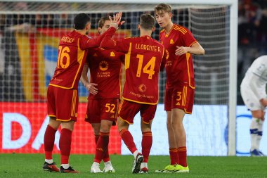 Roma, İtalya 20.01.2024: Roman oyuncular İtalya Serie A TIM 2023-2024 futbol karşılaşmasında Roma 'daki Olimpiyat Stadyumu' nda AS Roman - Hellas Verona maçında 1-0 'lık skoru kutladılar.