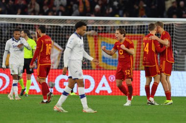 Roma, İtalya 20.01.2024: İtalyan Serie A TIM 2023-2024 futbol karşılaşmasında Roma 'daki Olimpiyat Stadyumu' nda AS Roman - Hellas Verona maçında Romanların Edoardo Bove puanını kutladı.