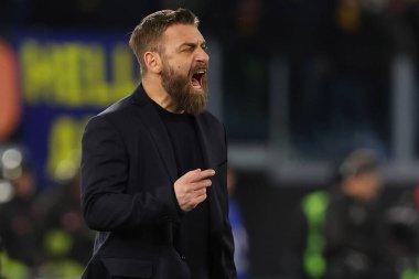 Roma, İtalya 20.01.2024: Yeni Teknik Direktör Daniele De Rossi, Roma 'daki Olimpiyat Stadyumu' nda AS-Hellas Verona 'ya karşı oynanan İtalya Serie A TIM 2023-2024 futbol karşılaşmasında Roman yedek kulübesine ilk kez girdi..