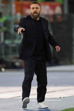 Roma, İtalya 20.01.2024: Yeni Teknik Direktör Daniele De Rossi, Roma 'daki Olimpiyat Stadyumu' nda AS-Hellas Verona 'ya karşı oynanan İtalya Serie A TIM 2023-2024 futbol karşılaşmasında Roman yedek kulübesine ilk kez girdi..