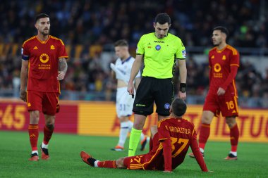 Roma, İtalya 20.01.2024: İtalyan Serie A TIM 2023-2024 futbol karşılaşmasında Romalı Leonardo Spinazzola, Roma 'daki Olimpiyat Stadyumu' nda AS Roman - Hellas Verona maçında yaralandı.