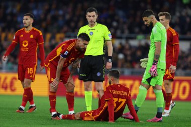 Roma, İtalya 20.01.2024: İtalyan Serie A TIM 2023-2024 futbol karşılaşmasında Romalı Leonardo Spinazzola, Roma 'daki Olimpiyat Stadyumu' nda AS Roman - Hellas Verona maçında yaralandı.