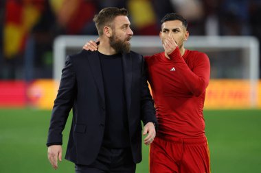 Roma, İtalya 20.01.2024: Daniele De Rossi İtalyan Serie A TIM 2023-2024 futbol karşılaşması sonunda Roma 'daki Olimpiyat Stadyumu' nda Yunan Hellas Verona 'ya karşı Leandro Paredes ile konuştu.
