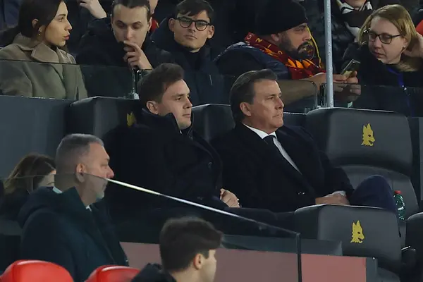 Roma, İtalya 20.01.2024: Dan ve Ryan Friedkin tribünde oturmuş, Roma 'daki Olimpiyat Stadyumu' nda AS Roma-Hellas Verona maçını izliyorlar..