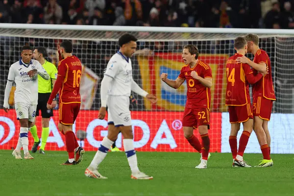 Roma, İtalya 20.01.2024: İtalyan Serie A TIM 2023-2024 futbol karşılaşmasında Roma 'daki Olimpiyat Stadyumu' nda AS Roman - Hellas Verona maçında Romanların Edoardo Bove puanını kutladı.