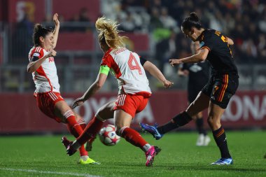 Roma, İtalya 24.01.2024: Bayern 'den Sarah Zadrazil, Bayern' den Viggosdottir, UEFA Şampiyonlar Ligi 2023-2024 futbol karşılaşması sırasında Evelyne Viens (Roma), AS Roman FC Bayern Munchen 'e karşı Tre fontan Stadyumu' nda oynanan C aşaması. 