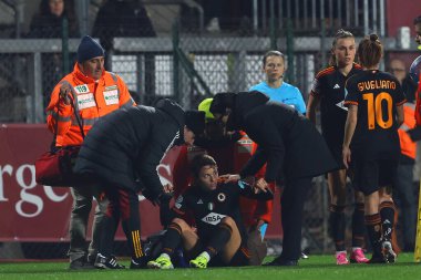 Roma, İtalya 24.01.2024: Valentina Giacinti (Roma) UEFA Kadınlar Şampiyonlar Ligi 2023-2024 futbol karşılaşmasında, AS Roman FC Bayern Munchen 'e karşı Roma' daki Tre fontan Stadyumu 'nda oynanan C aşaması C Grubu karşılaşmasında yaralandı..