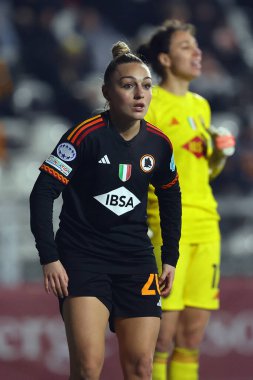 Roma, İtalya 24.01.2024: Giada Greggi (Roma) UEFA Kadınlar Şampiyonlar Ligi 2023-2024 futbol karşılaşması sırasında, AS Roma FC Bayern Munchen 'e karşı Roma' daki Tre fontane Stadyumu 'nda oynanan C aşaması C grubu maçında eylem halindedir..