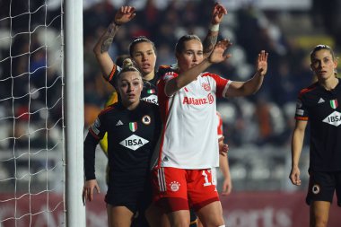 Roma, İtalya 24.01.2024: Giada Greggi (Roma), Bayern 'li Sydney Lohmann UEFA Kadınlar Şampiyonlar Ligi 2023-2024 futbol karşılaşması, C aşaması, AS Romanlar FC Bayern Munchen' e karşı Roma 'daki Tre fontane Stadyumu' nda açılan C aşaması..