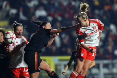 Roma, İtalya 24.01.2024: Bayern 'li Lea Schuller, Roma' daki Tre fontane Stadyumu 'nda AS Romanlar FC Bayern Munchen' e karşı oynanan 2023-2024 UEFA Kadınlar Şampiyonlar Ligi futbol maçında 2-2 'lik golü attı ve takımla birlikte kutladı..