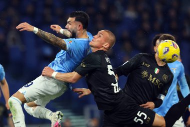 Roma, İtalya 28.01.2024: Lazio 'dan Taty Castellanos kalorifere atlıyor, Napoli' den Leo Ostigard İtalya Serie A TIM 2023-2024 futbol karşılaşmasında Roma 'daki Olimpiyat Stadyumu' nda SS Lazio 'ya karşı SSC Napoli.
