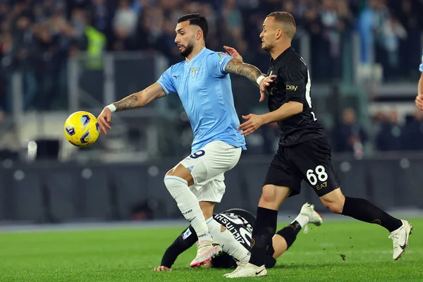 Roma, İtalya 28.01.2024: Napoli 'li Lobotka, Lazio' lu Taty Castellanos İtalyan Serisi A TIM 2023-2024 futbol karşılaşması sırasında Roma 'daki Olimpiyat Stadyumu' nda SS Lazio 'ya karşı SSC Napoli.
