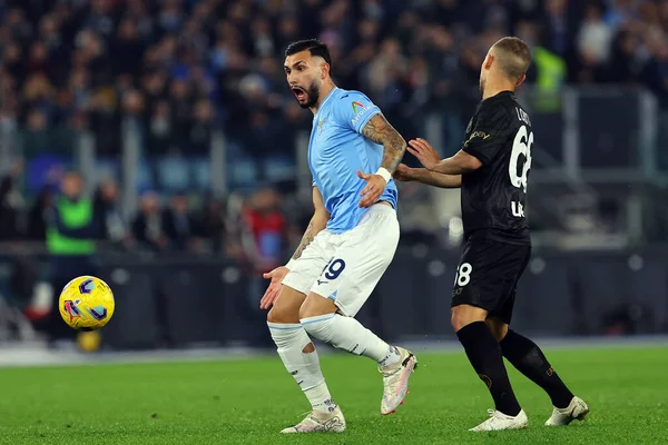 Roma, İtalya 28.01.2024: Napoli 'li Lobotka, Lazio' lu Taty Castellanos İtalyan Serisi A TIM 2023-2024 futbol karşılaşması sırasında Roma 'daki Olimpiyat Stadyumu' nda SS Lazio 'ya karşı SSC Napoli.