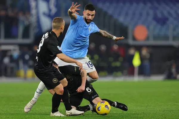 Roma, İtalya 28.01.2024: Lazio 'lu Taty Castellanos İtalya Serisi A TIM 2023-2024 futbol karşılaşmasında Napoli' li Mario Rui ile birlikte Roma 'daki Olimpiyat Stadyumu' nda SSC Napoli 'ye karşı mücadele etti..