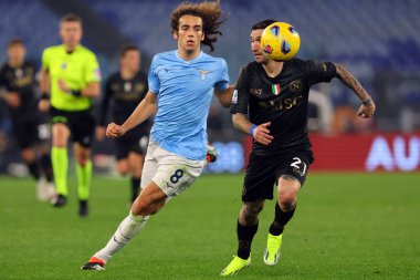 Roma, İtalya 28.01.2024: Lazio 'lu Matteo Guendouzi İtalya Serie A TIM 2023-2024 futbol karşılaşması sırasında Napoli' li Matteo Politano ile Roma 'daki Olimpiyat Stadyumu' nda SSC Napoli maçında mücadele etti..