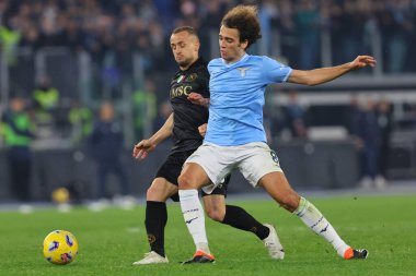 Roma, İtalya 28.01.2024: Lazio 'lu Matteo Guendouzi İtalya Serisi A TIM 2023-2024 futbol karşılaşmasında Napoli' li Lobotka ile top için Roma 'daki Olimpiyat Stadyumu' nda SS Lazio ile SSC Napoli karşı karşıya geldi..