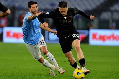 Roma, İtalya 28.01.2024: Lazio 'dan Danilo Cataldi, Napoli' den Piotr Zielinski İtalya Serisi A TIM 2023-2024 futbol karşılaşması sırasında Roma 'daki Olimpiyat Stadyumu' nda SS Lazio 'ya karşı SSC Napoli.