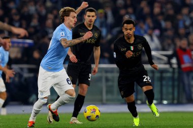 Roma, İtalya 28.01.2024: Lazio 'dan Nicolo Rovella, Napoli' den Ngonge İtalya Serie A TIM 2023-2024 futbol karşılaşması sırasında Roma 'daki Olimpiyat Stadyumu' nda SS Lazio 'ya karşı SSC Napoli.