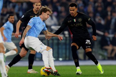 Roma, İtalya 28.01.2024: Lazio 'dan Nicolo Rovella, Napoli' den Ngonge İtalya Serie A TIM 2023-2024 futbol karşılaşması sırasında Roma 'daki Olimpiyat Stadyumu' nda SS Lazio 'ya karşı SSC Napoli.