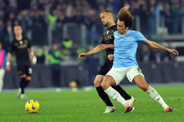 Roma, İtalya 28.01.2024: Lazio 'lu Matteo Guendouzi İtalya Serisi A TIM 2023-2024 futbol karşılaşmasında Napoli' li Lobotka ile top için Roma 'daki Olimpiyat Stadyumu' nda SS Lazio ile SSC Napoli karşı karşıya geldi..