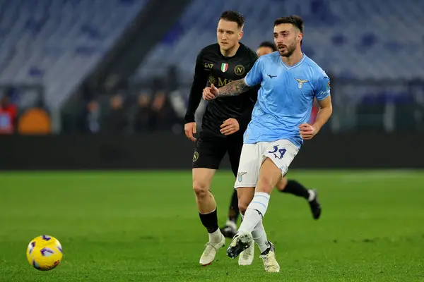 Roma, İtalya 28.01.2024: Napoli 'den Piotr Zielinski, Lazio' dan Maria Gila İtalyan Serisi A TIM 2023-2024 futbol karşılaşması sırasında Roma 'daki Olimpiyat Stadyumu' nda SS Lazio 'ya karşı SSC Napoli.