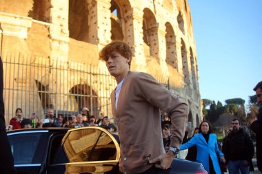 Roma, İtalya 31.01.2024: Jannik Sinner, anıtın arka planı ve Avustralya Açık Kupası ile resmi fotoğraf çekimi için Colosseum 'u ziyaret etti. Yanında Kültür Bakanı Sangiuliano ve Turizm Bakanı Santanche var.
